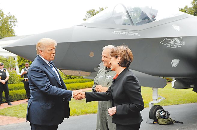 美国总统川普多次放话要台湾多交保护费，预告对台军售将有增无减。（路透）