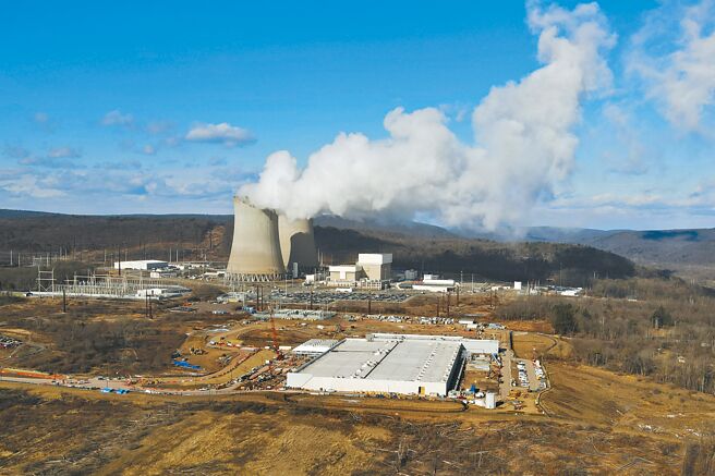 AI產業用電需求高，美日等先進國家也紛擁抱核電。圖為亞馬遜雲端服務擁有的資料中心，位置座落於核電廠附近，有地利之便。（美聯社）