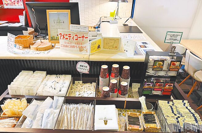 今年起旅宿业者将不再主动提供一次性盥洗用品。花莲民代提出「日本经验」当地旅宿业者做法，陈列备品与收费标准都公开透明。图为日本旅宿盥洗用品示意图。（花莲县议员魏嘉贤提供／王志伟花莲传真）