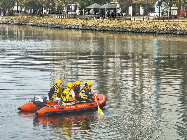專案小組從6日起於5號船渠、高雄港碼頭區等水域開始搜索行動，截至18日共尋獲76塊屍塊。（本報資料照片）