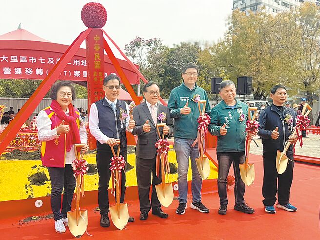 台中市大里区市七及广二用地合併开发BOT案18日举行动土典礼，市府经发局长张峯源（左二）等人到场。（潘虹恩摄）