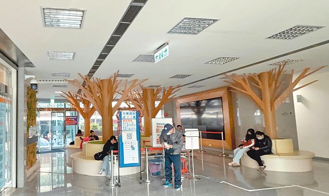 行政院南部联合服务中心千万业务费遭砍，1楼大厅关掉部分电灯省电。（柯宗纬摄）