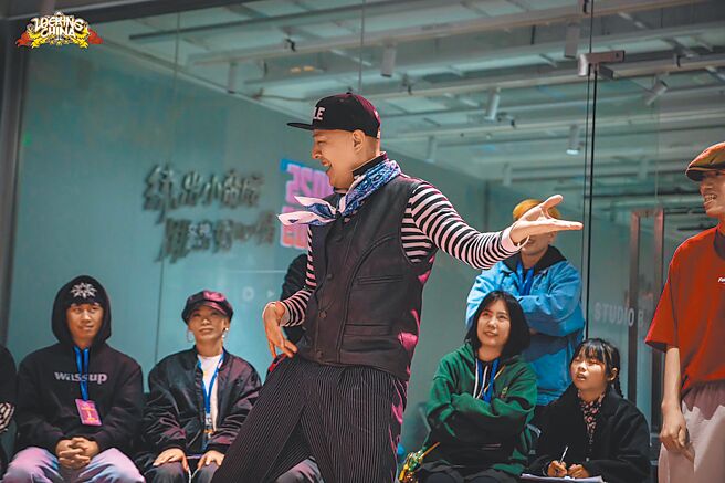 台东街舞之光蔡仁豪力抗强敌，勇夺Locking China大赛冠军。（蔡仁豪提供／蔡旻妤台东传真）