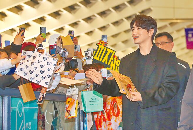 韓劇《我的完美秘書》男主角李浚赫18日來台，在機場與粉絲熱情互動。（范揚光攝）