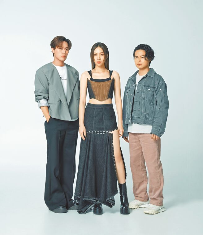 告五人獻唱《夜校女生》主題曲〈沒有人會為了我改變〉，重返90年代青春浪漫。（相信音樂提供）