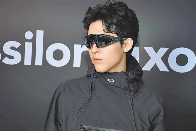 EssilorLuxottica集团表示具有运动风格的眼镜，也是近期受到瞩目的单品，图为Oakley眼镜，1万3450元。（EssilorLuxottica提供）