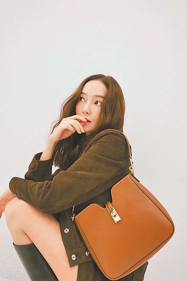 Jessica以棕褐色Camille 16 Soft手袋搭配短裙猎装造型。（Celine提供）