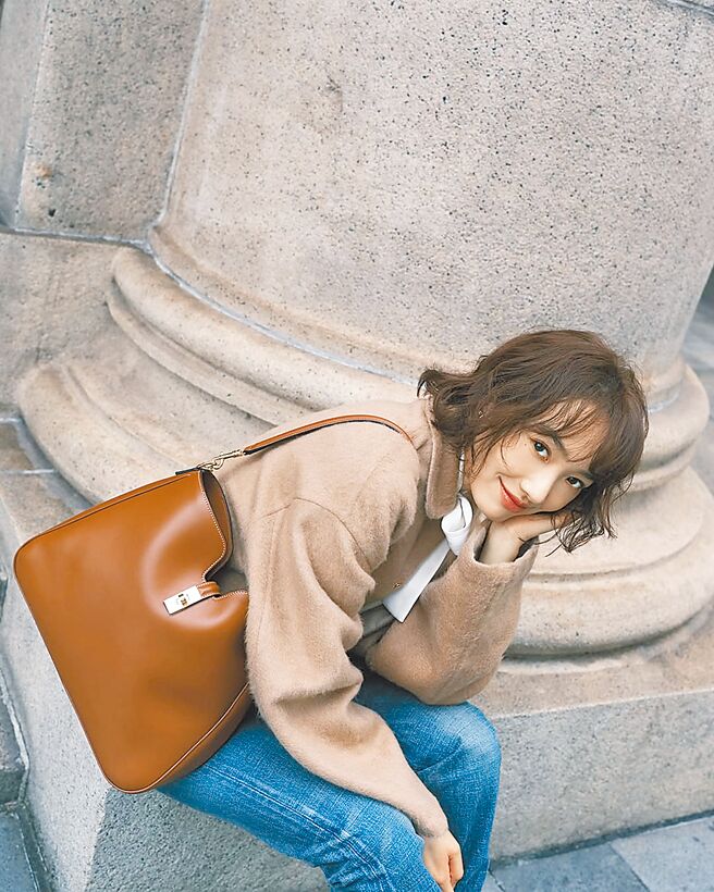 女星蔡思韵抢拿Camille 16 Soft手袋显得超亮眼。（Celine提供）