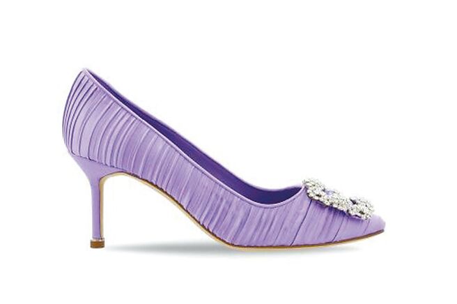 SOGO復興館MANOLO BLAHNIK HANGISI粉紫色緞面褶皺水晶釦飾高跟鞋，5萬3800元。（SOGO提供）