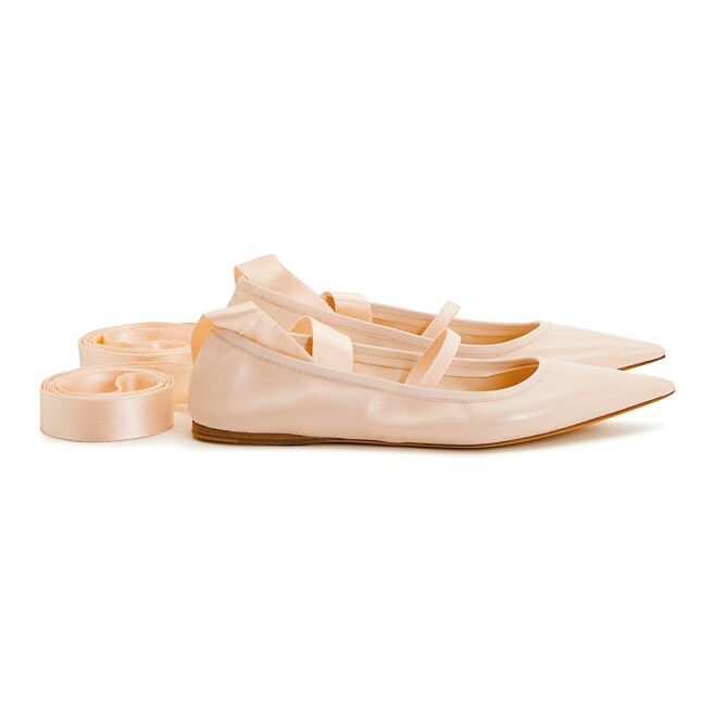 SOGO忠孝館FERRAGAMO粉色芭蕾兩用綁帶平底鞋，價格店洽。（SOGO提供）