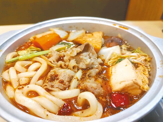 董氏基金會食品營養中心主任許惠玉提醒，許多市售火鍋湯底以粉末沖泡製成，可用番茄、玉米、洋蔥、海帶、南瓜等食材自製天然蔬果湯底，減少使用調味料。（王家瑜攝）