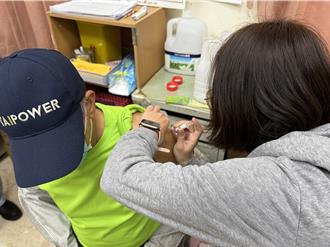 金門240劑公費流感疫苗開打 長輩清晨頂12度低溫搶接種