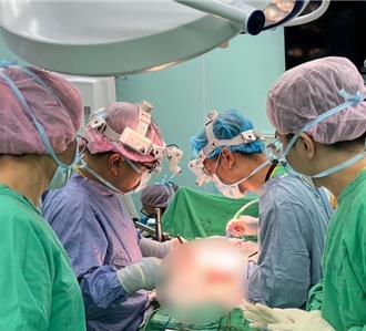 男子腹脹嘔吐多日 醫查驚見「矽膠手套」卡胃