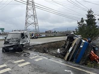 宜蘭三星田間小路雙車互撞當場起火   2駕駛逃生受傷送醫