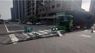 桃園曳引車爆胎失控撞斷號誌桿   半邊車頭全毀