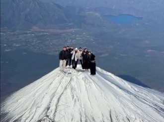 小紅書7大陸人登頂富士山頂　日網笑爆：「都是巨人」