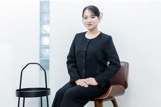 《黑白大厨》郑智善高粱一次喝整瓶 对虾过敏「试吃前先吞过敏药」