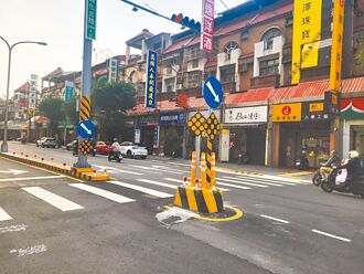 台中 進化北路行人庇護島 撞況驟降