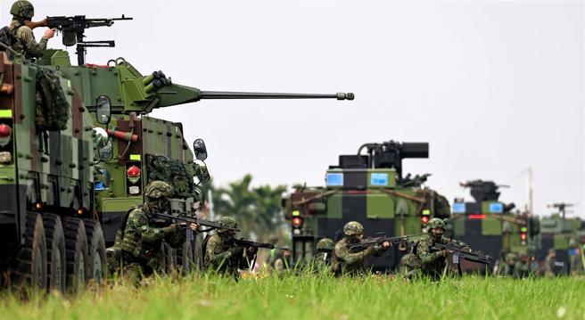 官兵抵达演练地区后，立即展开小部队战斗，并申请炮兵火力支援。（记者孙建屏摄）