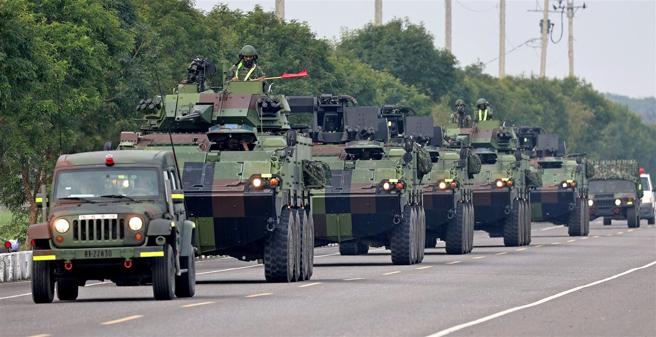 333旅昨日实施作战计画演练，联兵1营迅速机动至演练地区后，执行反空机降作战。（记者孙建屏摄）