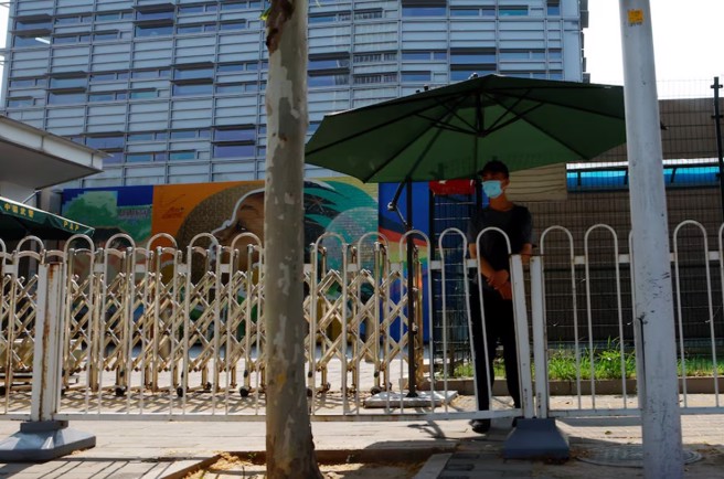 安全人员在美国驻北京大使馆外的资料照。（路透）