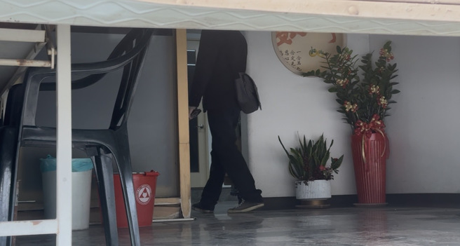 林岱桦大寮区服务处有多位调查局人员前来搜索，一见到记者前来即拉下铁门。（洪靖宜摄）