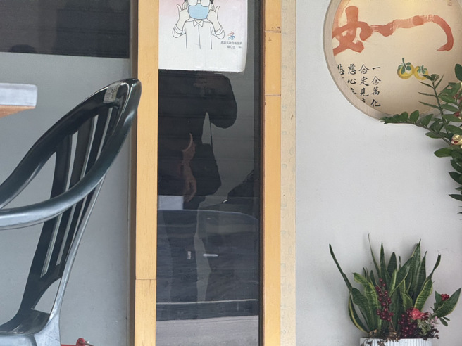 林岱桦大寮区服务处有多位调查局人员前来搜索，一见到记者前来即拉下铁门。（洪靖宜摄）