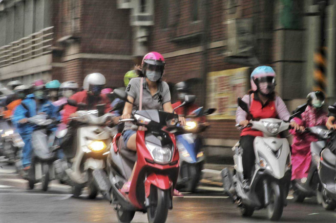 一名女网友在桃园青埔看到很稀有的机车，好奇是哪一款。示意图为马路上的机车。（资料照）