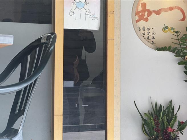 林岱桦大寮区服务处有多位调查局人员前来搜索，一见到记者前来即拉下铁门。（洪靖宜摄）