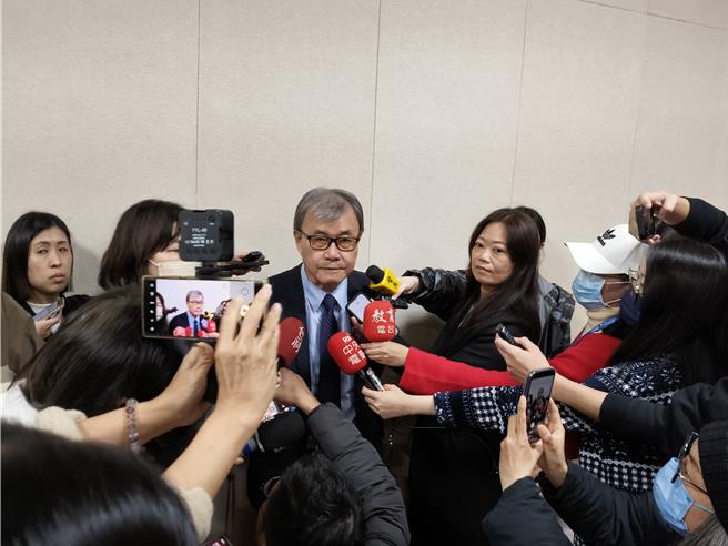 教育部长郑英耀宣布，禁止台湾大专校院与大陆的华侨大学、广州暨南大学、北京华文学院进行学术交流，且学歷不再获採认。（李侑珊摄）