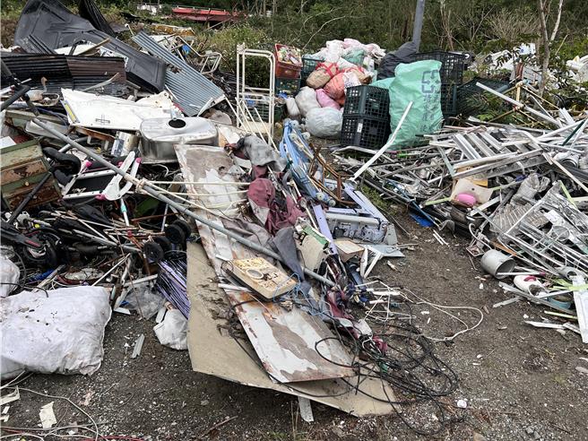 花莲2名互为兄弟50多岁的陈姓地主，9个多月前将位在寿丰乡的私人土地及一旁的国有山坡地，陆续违法提供给10个装潢业者弃置事业废弃物，且部分内容含有毒污染源，恐危急生态环境。（花莲地检署提供／罗亦晽花莲传真）