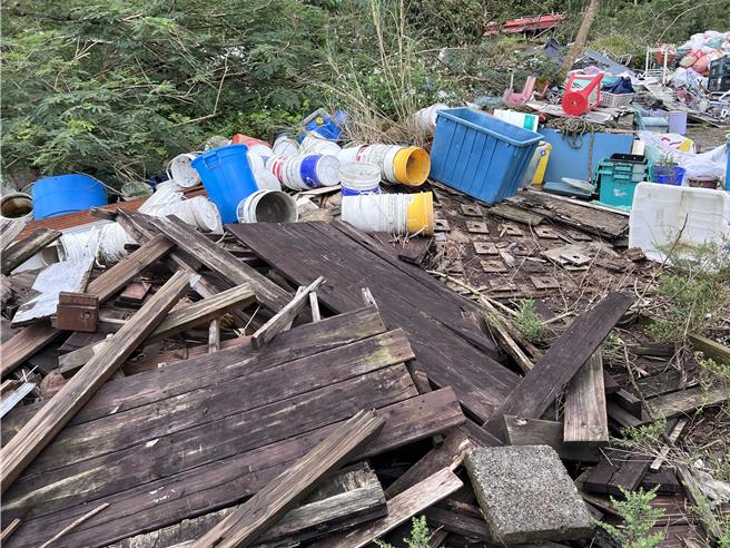 花莲2名互为兄弟50多岁的陈姓地主，9个多月前将位在寿丰乡的私人土地及一旁的国有山坡地，陆续违法提供给10个装潢业者弃置事业废弃物，且部分内容含有毒污染源，恐危急生态环境。（花莲地检署提供／罗亦晽花莲传真）