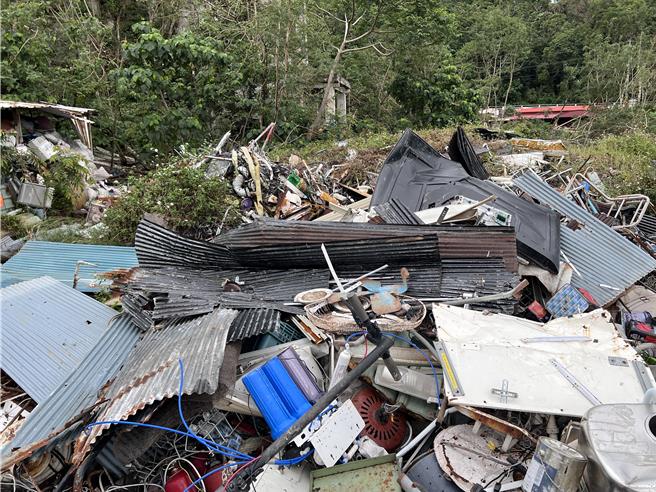 花莲2名互为兄弟50多岁的陈姓地主，9个多月前将位在寿丰乡的私人土地及一旁的国有山坡地，陆续违法提供给10个装潢业者弃置事业废弃物，且部分内容含有毒污染源，恐危急生态环境。（花莲地检署提供／罗亦晽花莲传真）