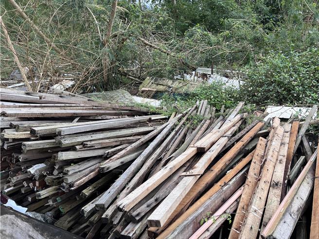 花莲2名互为兄弟50多岁的陈姓地主，9个多月前将位在寿丰乡的私人土地及一旁的国有山坡地，陆续违法提供给10个装潢业者弃置事业废弃物，且部分内容含有毒污染源，恐危急生态环境。（花莲地检署提供／罗亦晽花莲传真）