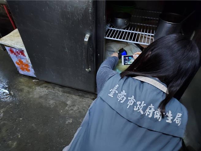台南市衛生局派員稽查該家海鮮餐廳，作業現場環境及食材保存符合規定。（台南市衛生局提供／曹婷婷台南傳真）