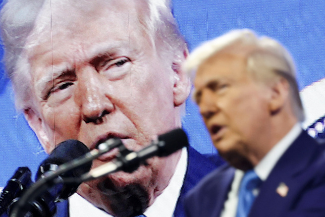 美国总统川普2月19日在佛州迈阿密海滩（Miami Beach）未来投资倡议研究所（Future Investment Initiative Institute）峰会发表演说的神情。（路透）