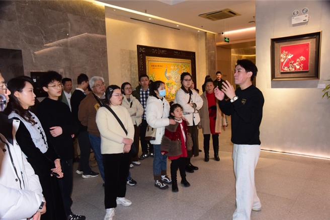 大陸南京市雲錦博物館長簡名偉向參觀民眾進行文化導覽。（金津提供）