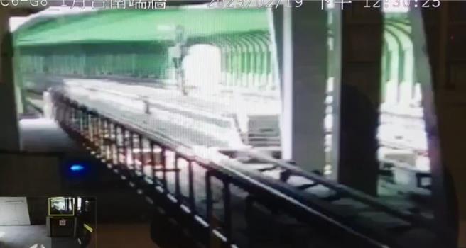 台中捷運綠線文華高中站附近軌道，19日中午12點30分發生電纜爆炸事件，附近監視器拍下爆炸噴煙及竄出火花等畫面。（翻攝畫面）