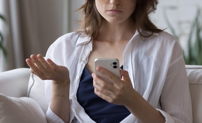 使用通讯软体传讯息，用字遣词让人格外注意。（示意图，shutterstock／达志）