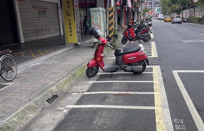 新北市去年8月起在8处捷运站、商圈周边计约4000格路边机车停车格实施收费管理，使停车格周转率最高提升超过60％。（图／新北市交通局）