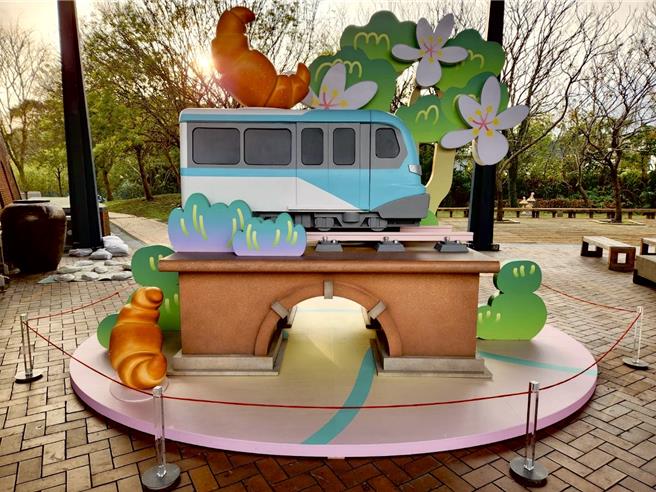 迷你三莺线列车立体装置，新北灯会后落幕移展陶博馆。（图／新北捷运局）