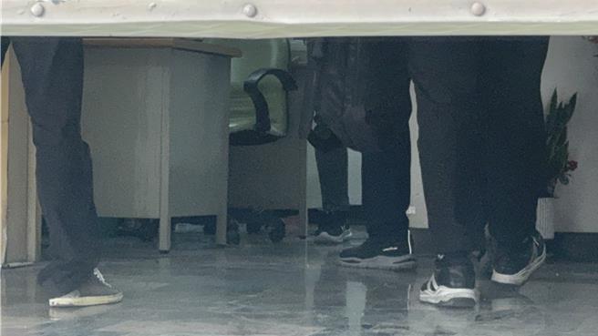 林岱桦大寮服务处有多名检调人员搜索。（洪靖宜摄）