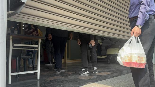 有民眾提着早餐前来称要来关心。（洪靖宜摄）