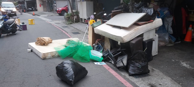 廢棄床墊推放路旁。（蕭宥彤翻攝）