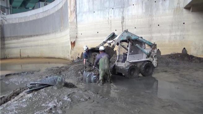 截至今年1月底，新北市水利局已完成35座抽水站清淤，进度大约42％。（图／新北市水利局）