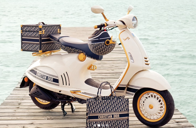 原PO在桃园青埔路上看到有女子骑2021年Dior与伟士牌联名的限量款机车，要价近百万。（翻摄自vespa官网）