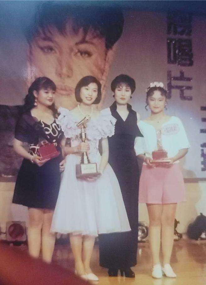 余秀娟（左二）20多年前参加江蕙杯歌唱比赛，夺冠后圆梦见到偶像江蕙（右二）。（百福唱片提供）
