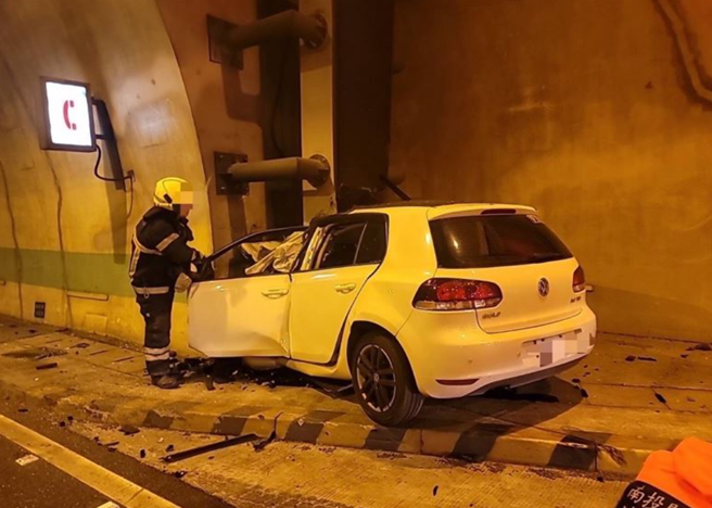 36岁男国姓1号隧道自撞。（萧宥彤翻摄）