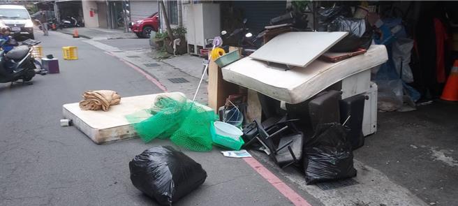 放置路旁的廢棄床墊成為車禍的元凶。（警方提供）