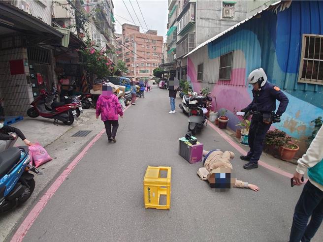 王女騎車經過卻被廢床墊壓到，連人帶車倒在地上。（警方提供）